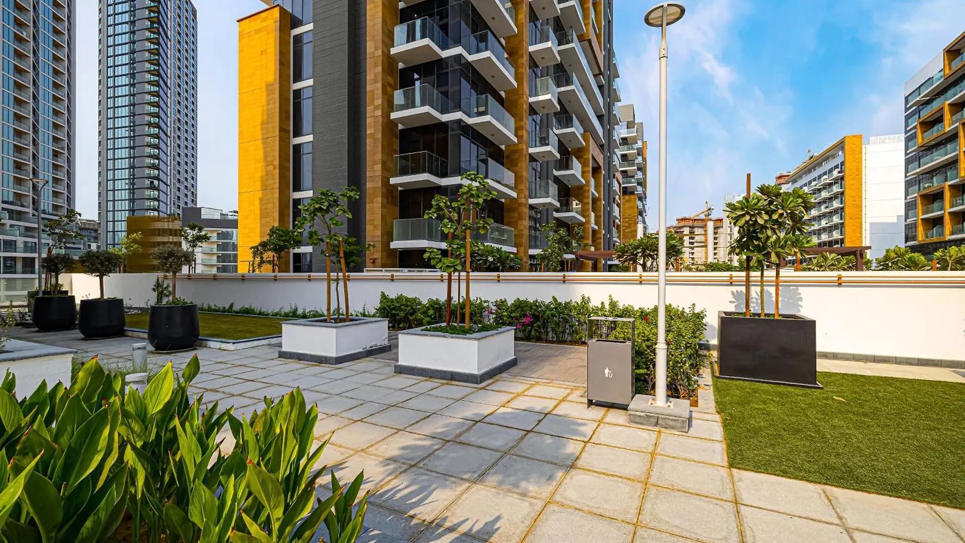 Brand New Studio In Azizi Riviera 迪拜